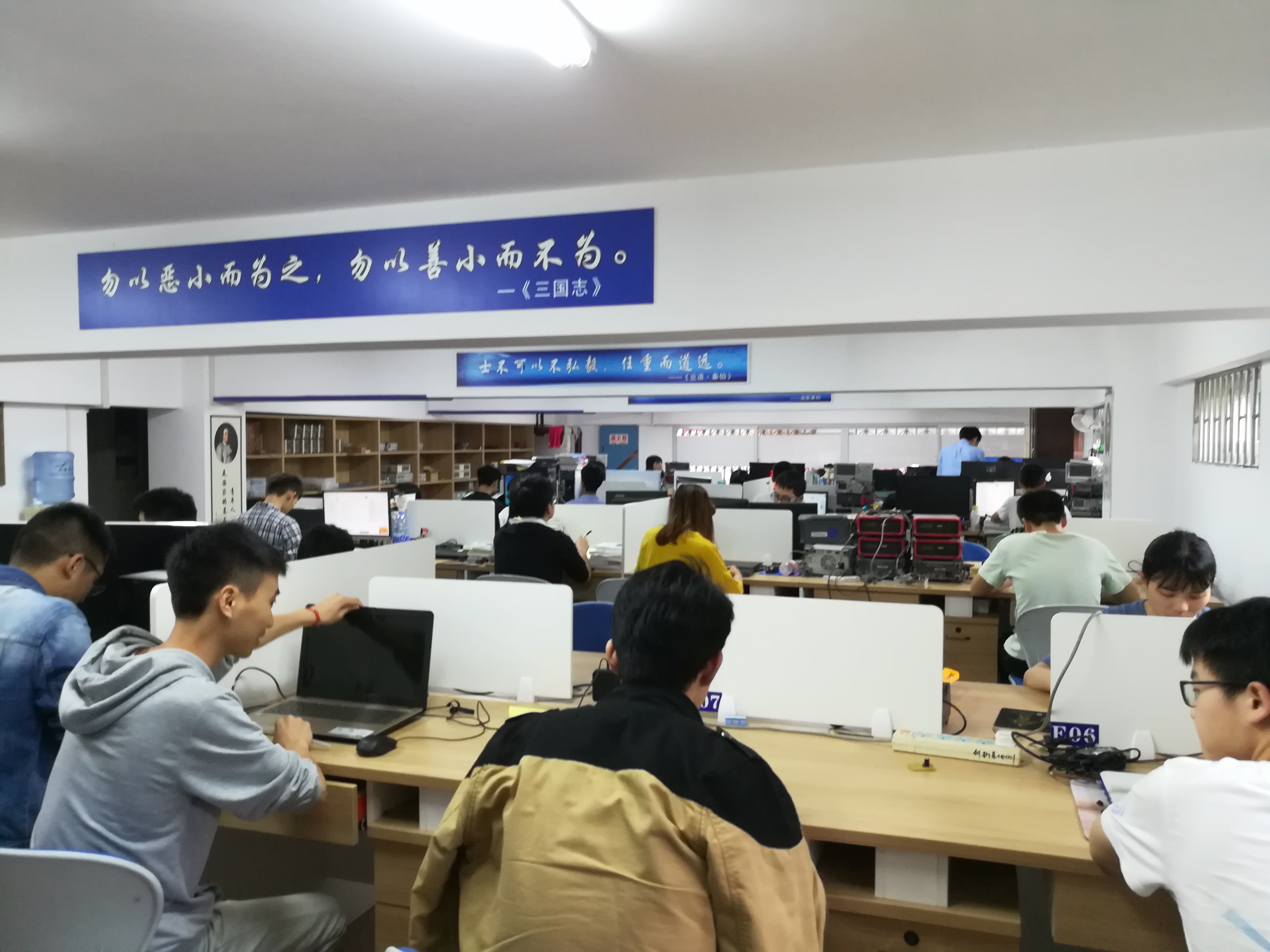 电子信息创客空间实景图1.jpg 电子信息创客空间实景图1.jpg