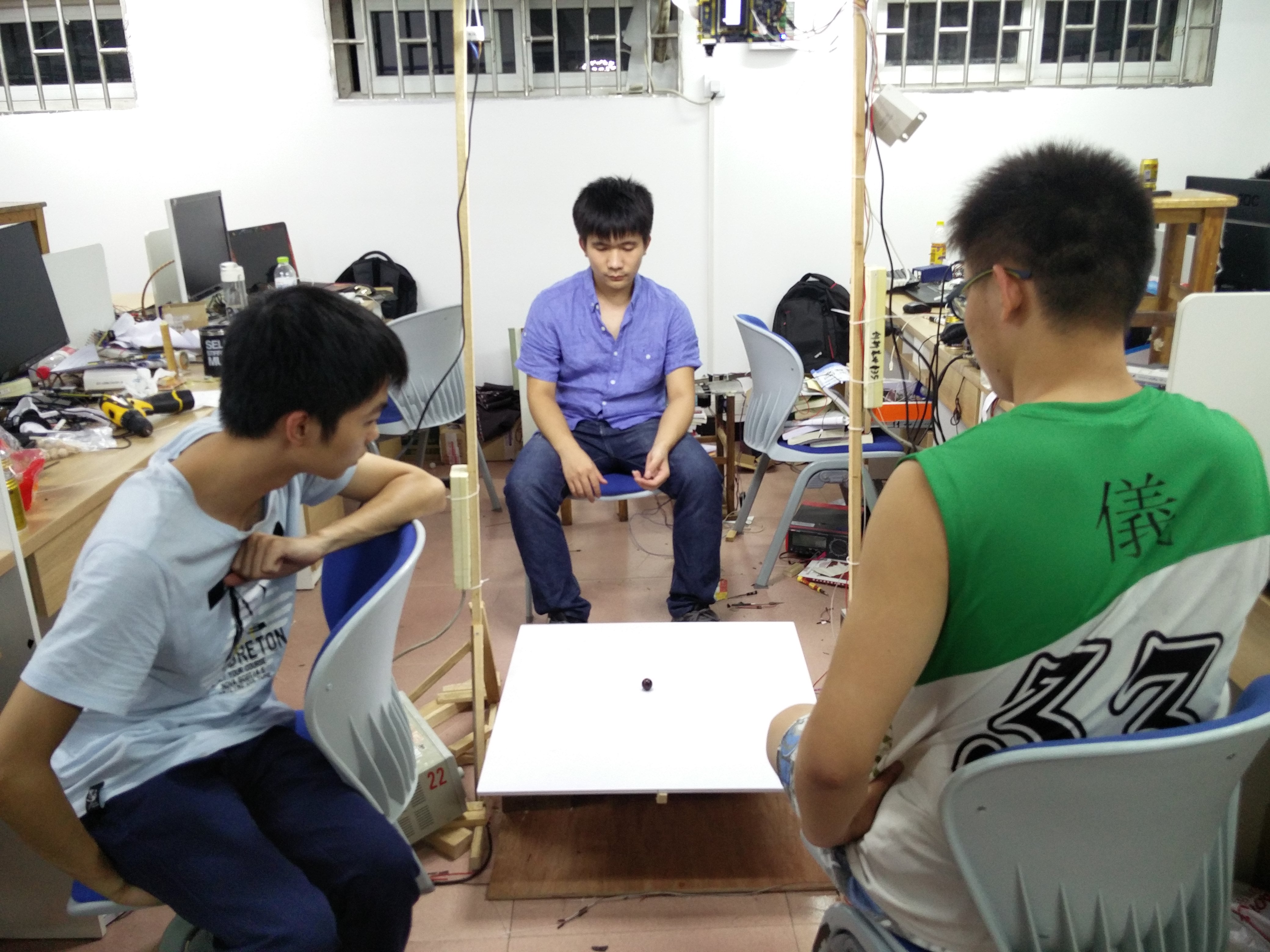 学生在创客空间中调试作品.jpg 学生在创客空间中调试作品.jpg