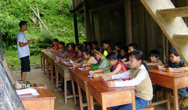 美术学院学生在给归大小学的学生上课。