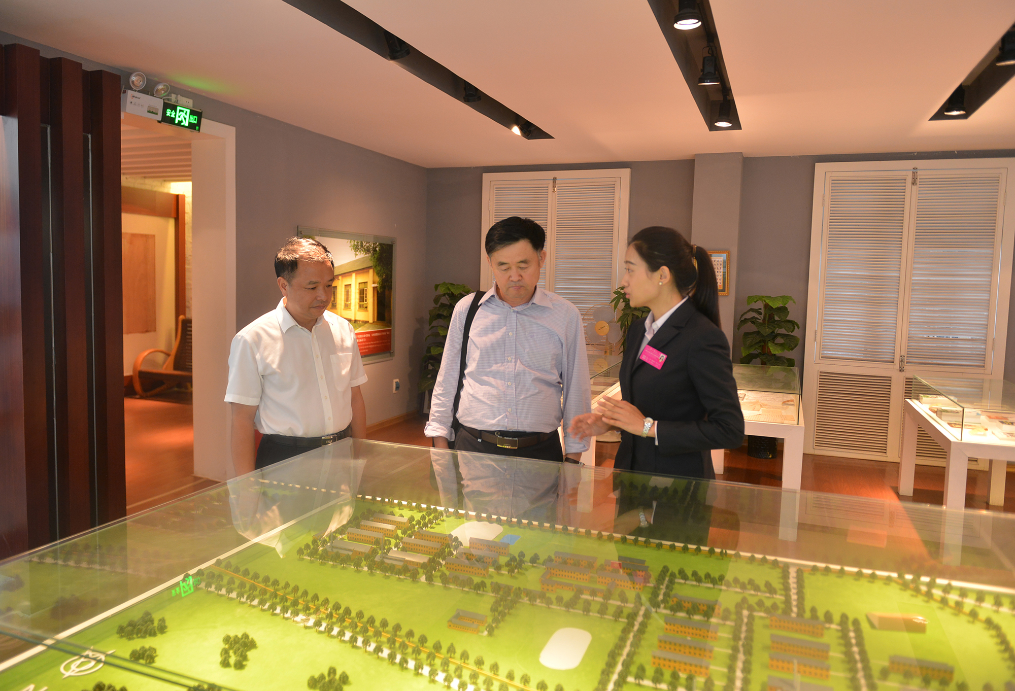 太原师范学院程太生副书记在赵铁副书记的陪同下参观越南学校纪念馆12.jpg 太原师范学院程太生副书记在赵铁副书记的陪同下参观越南学校纪念馆12.jpg