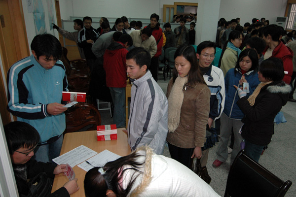 学生们依次到工作人员处领取慰                    </div></div></article>
                    </div>
                    <div id=