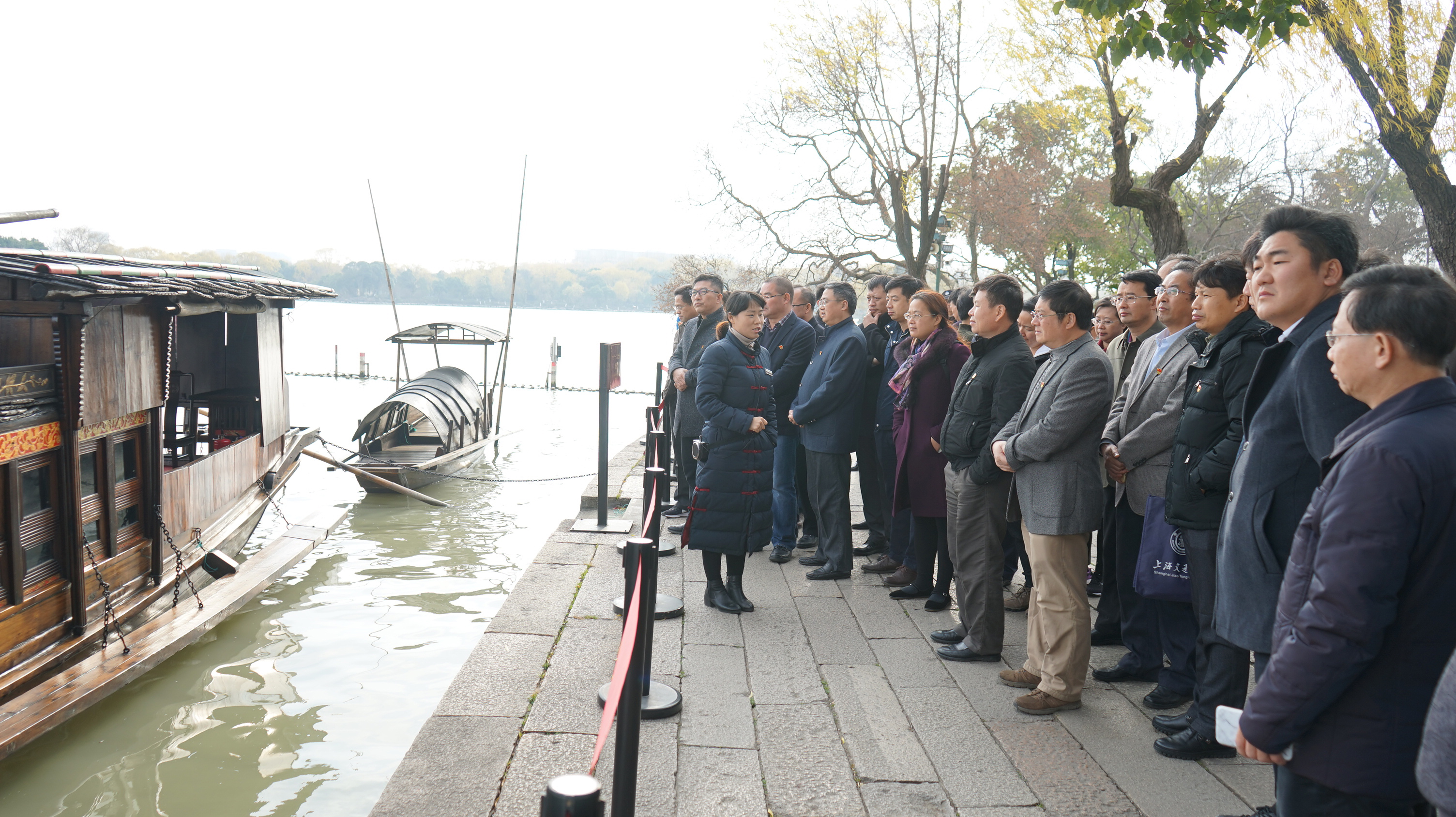 20 在南湖红船旁 感受红船精神 .jpg