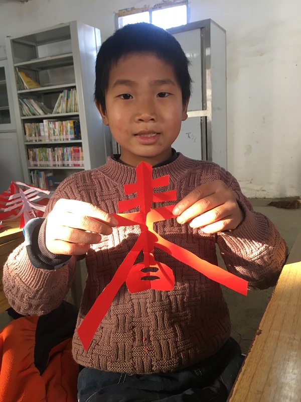 小朋友与作品合影.jpg