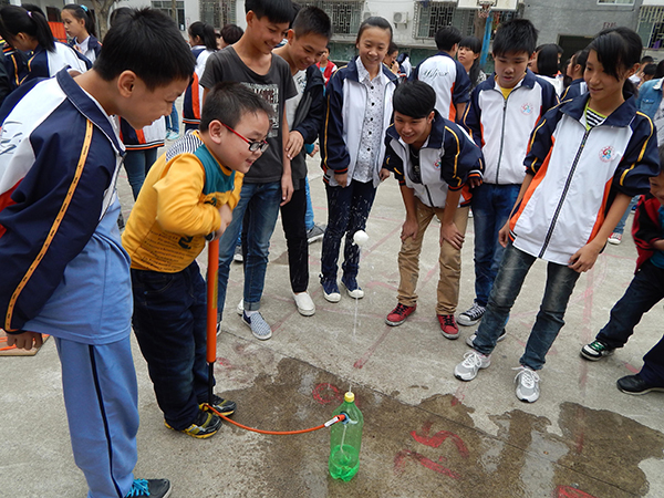 球被水柱顶起来咯