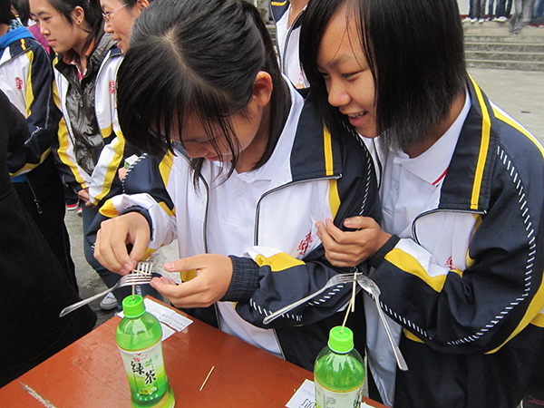 怎么才能让勺子和叉子立在牙签上呢?