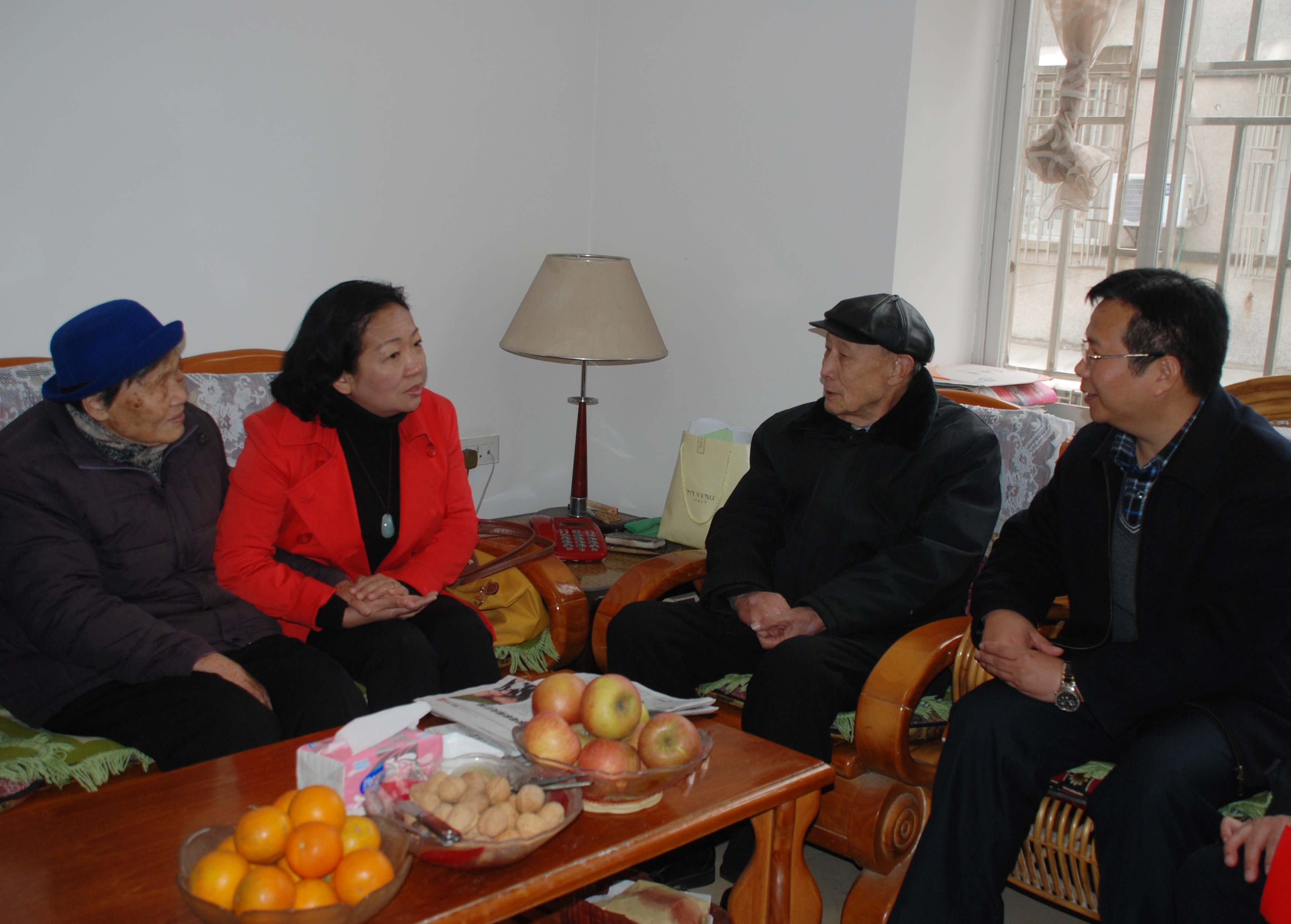 王枬书记（左二）和覃卫国副校长（右一）到徐严冰夫妇家祝贺