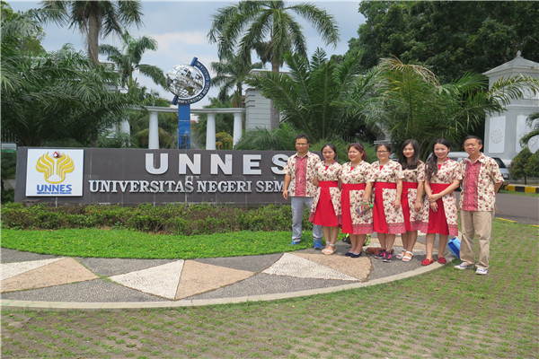 5.参观三宝垄国立大学校园.jpg