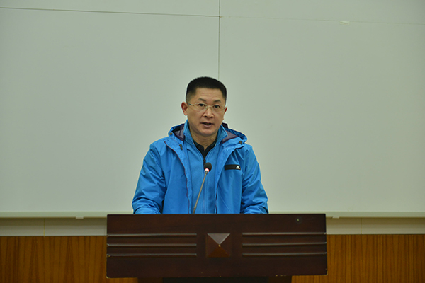 自治区总工会副主席、教育工会主席廖志刚讲话（大学生通讯社 苏朗 摄）