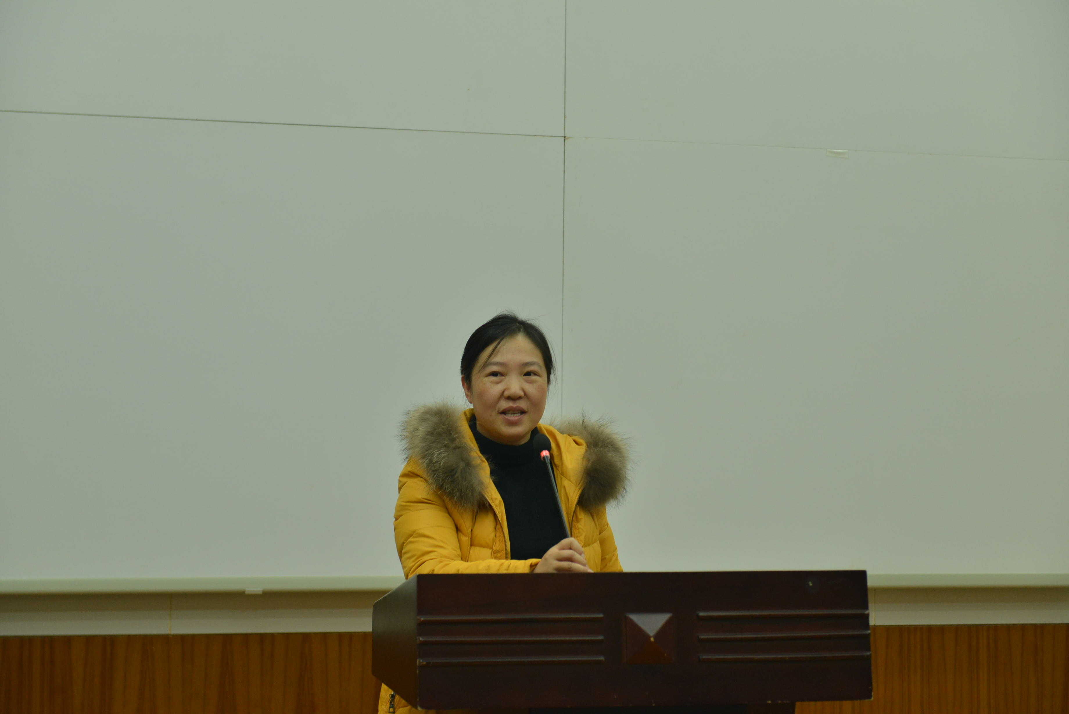 党委副书记查丹明讲话（大学生通讯社 苏朗 摄）