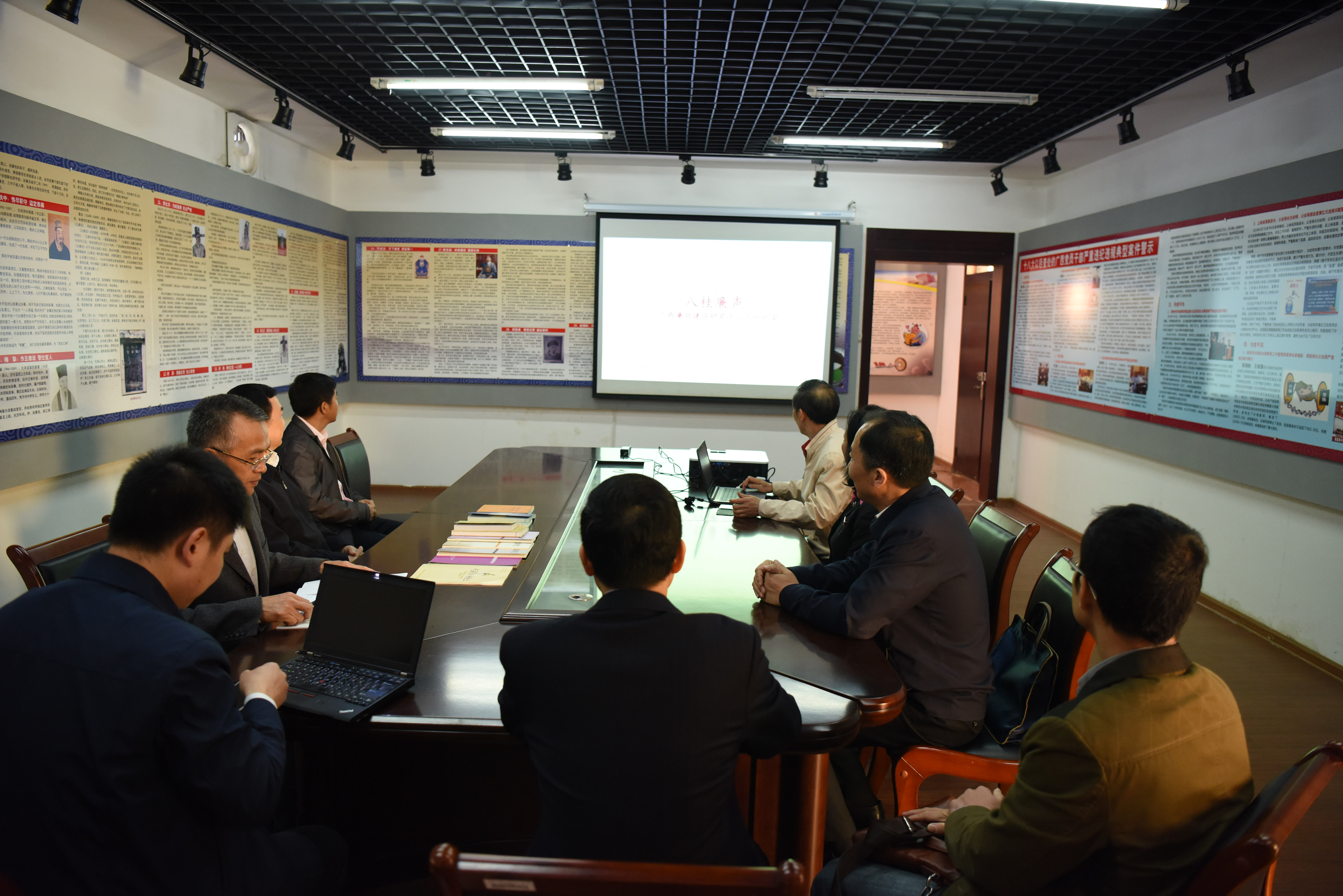 3自治区纪委副书记 何敏到广西师范大学调研 听取广西廉政研究中心建设情况汇报99.jpg