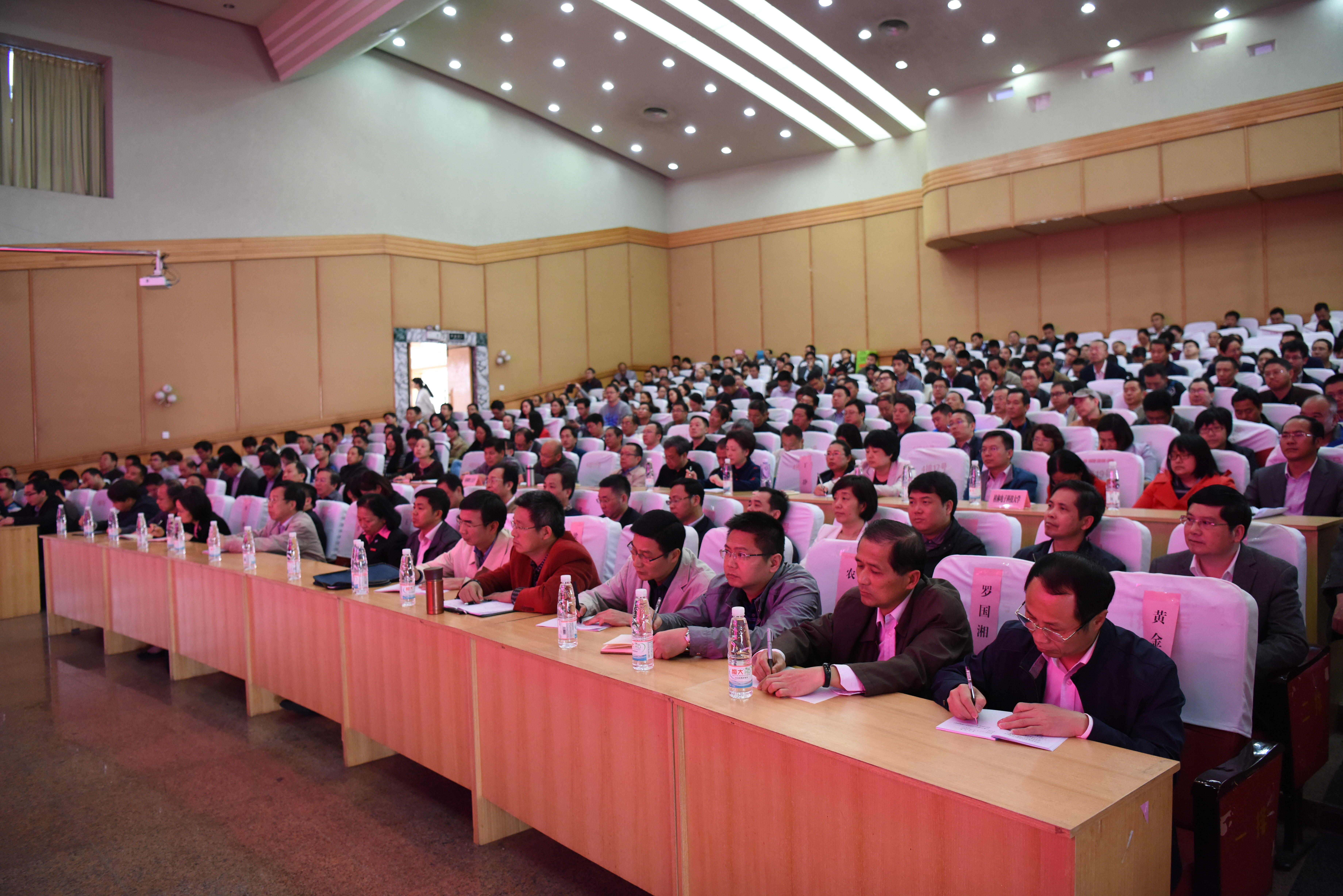 6自治区纪委副书记 何敏为桂林片区高校作“两部党内法规”辅导报告  报告会现场.JPG