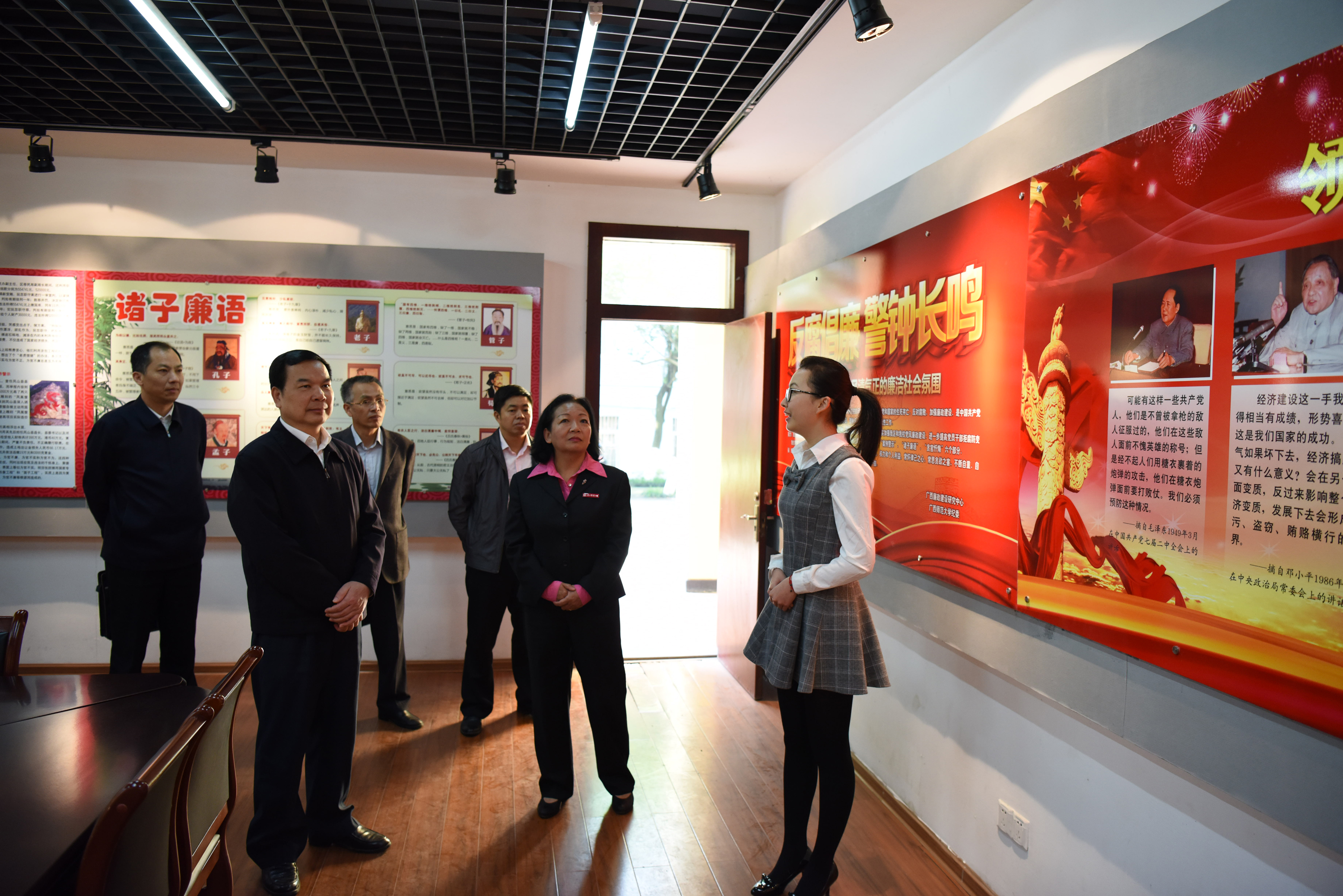 1自治区纪委副书记 何敏到广西师范大学调研  参观廉政展览馆99.jpg