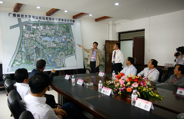 校长梁宏向评估专家介绍雁山校区建设情况。