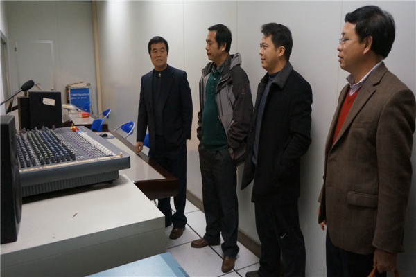 考察团参观广西大学新闻传播学院新闻演播室