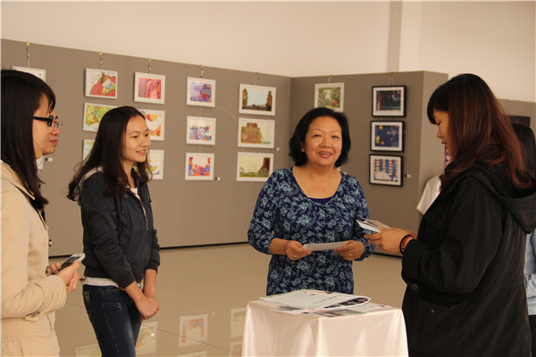 校党委书记王枬观看2011级商业插画展