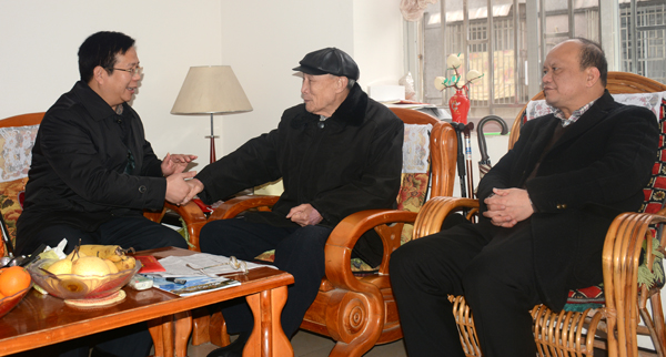 覃卫国副校长在离休干部徐严冰家中慰问