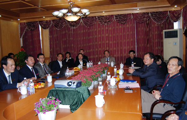 杨文轩教授（右一）与后勤管理同志座谈。