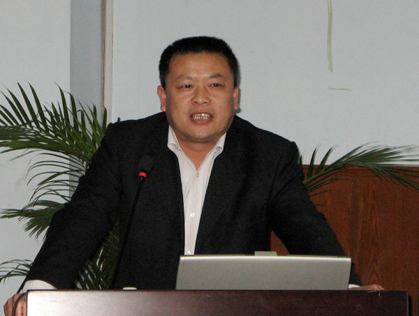 校党委副书记王源平在会上讲话。
