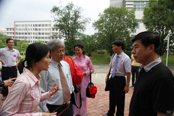 代表团成员参观越南学校纪念馆听取工作人员讲解