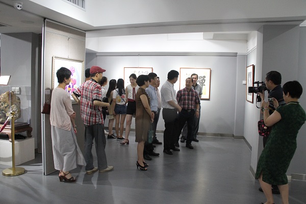 出席活动的领导嘉宾观展