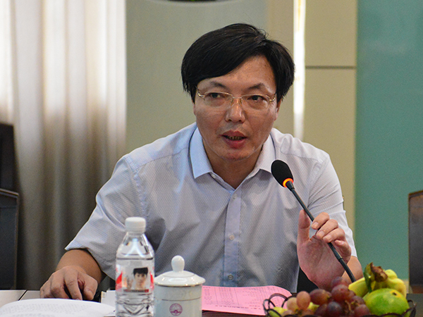 副校长李传起主持座谈会