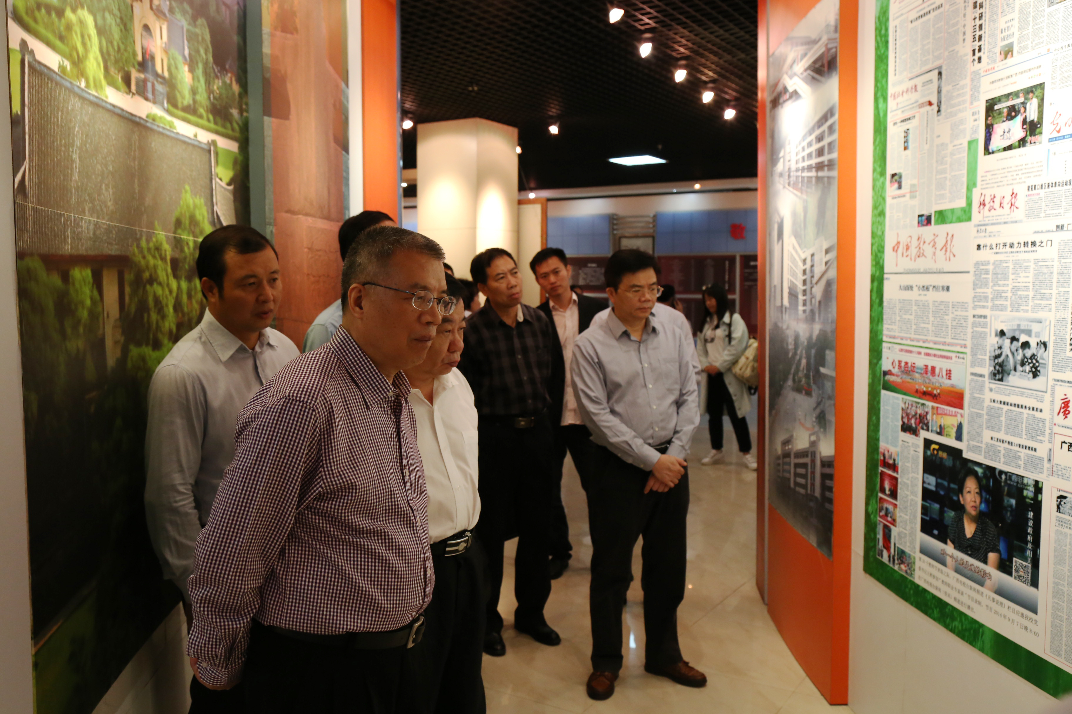 参观学校办学成就展　２１.jpg