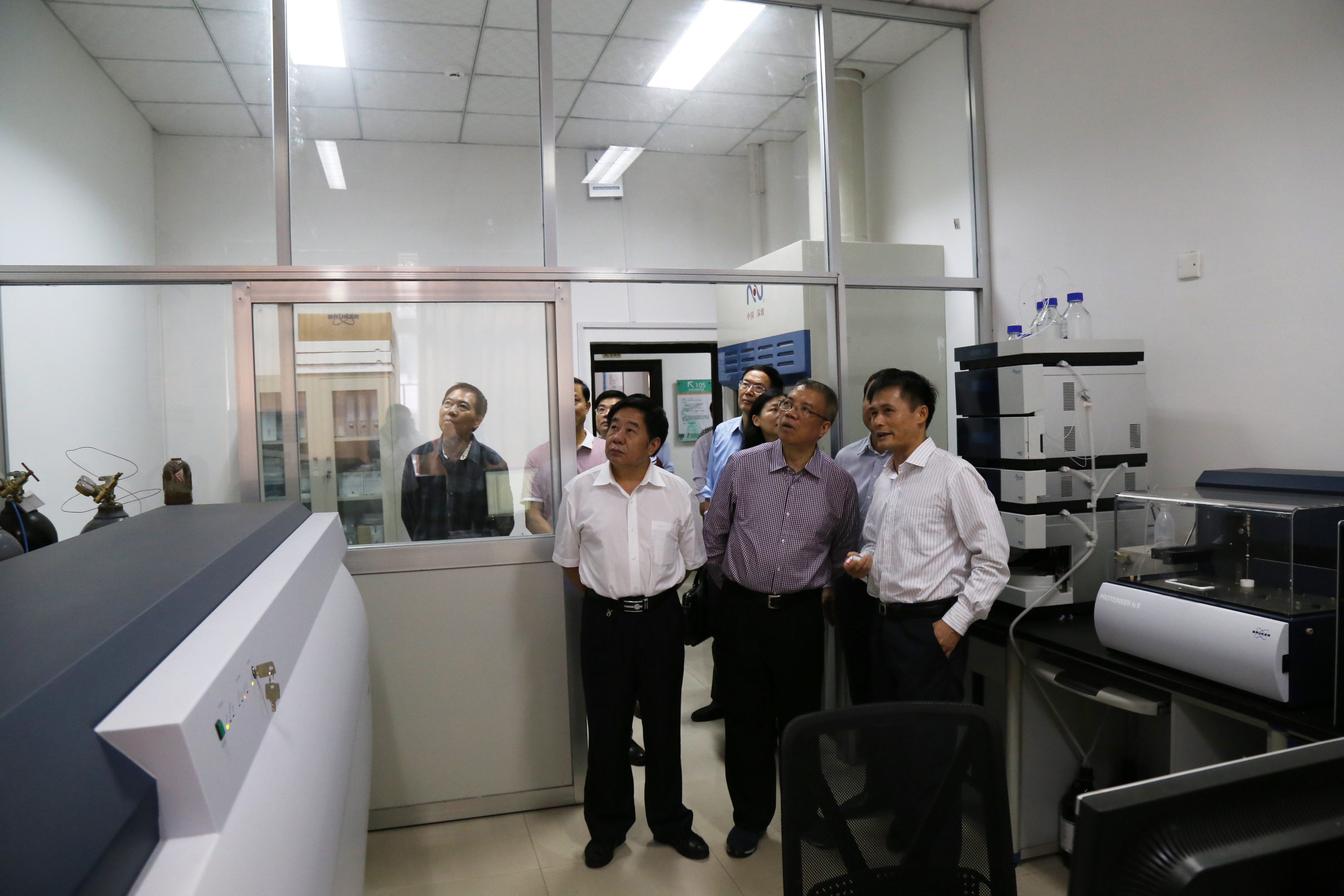 参观实地考察了省部共建国家重点实验室——药用资源化学与药物分子工程实验室１.jpg