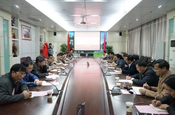 学校召开干部教育培训工作推进会议.jpg