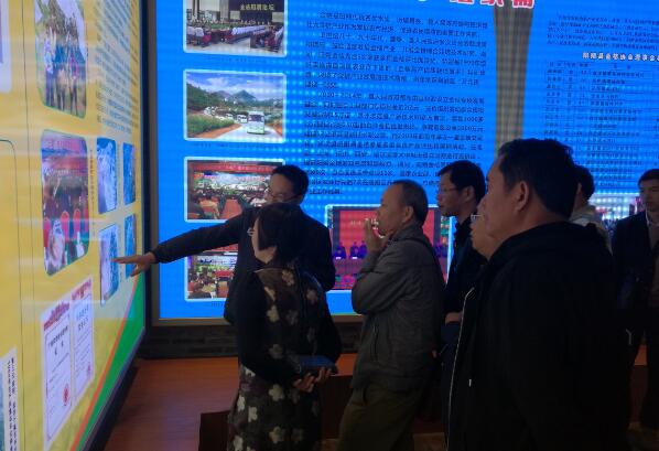 学员参观金桔种植基地.jpg