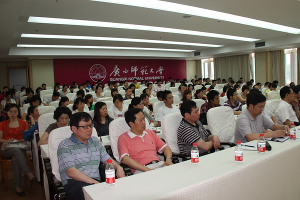 我校师生在认真聆听报告