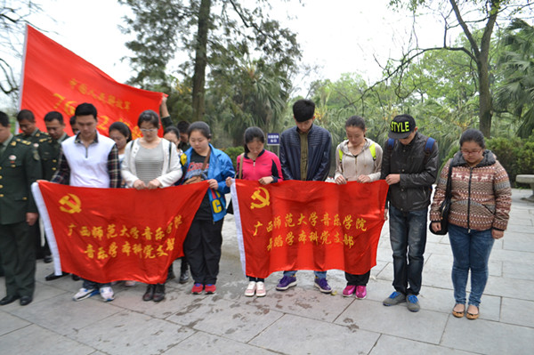 向陈光烈士行默哀礼 （音乐学院 徐光磊 摄）