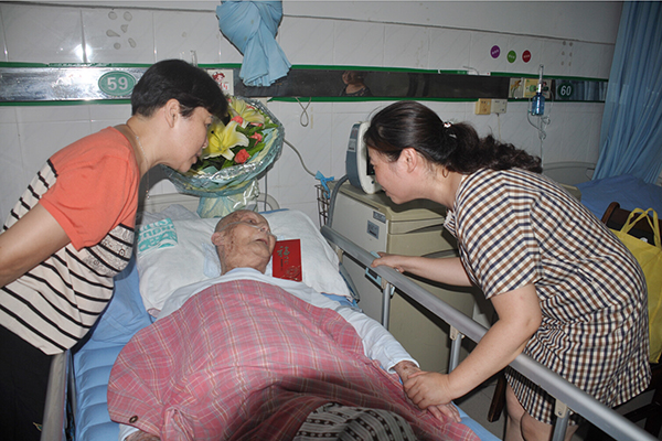 校党委副书记查丹明亲切询问老人身体和生活状况