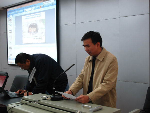 梁宏校长主持报告会