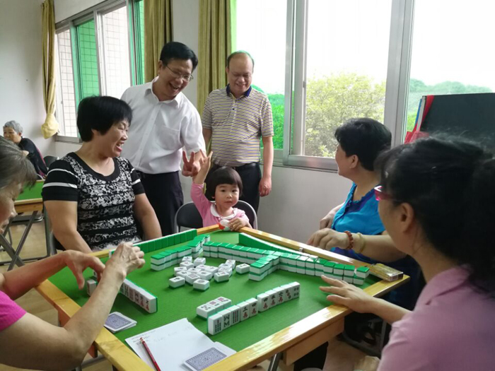 覃卫国副校长到育才校区观看棋牌赛.jpg