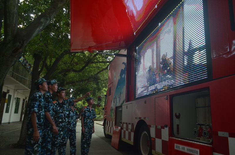 新生参观消防车.JPG