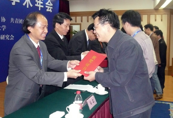 我校副校长、校科协主席易忠出席大会并为获奖者颁奖。