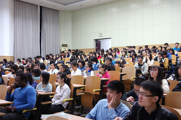 同学们认真听讲