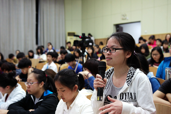 同学们在讲座后积极提问