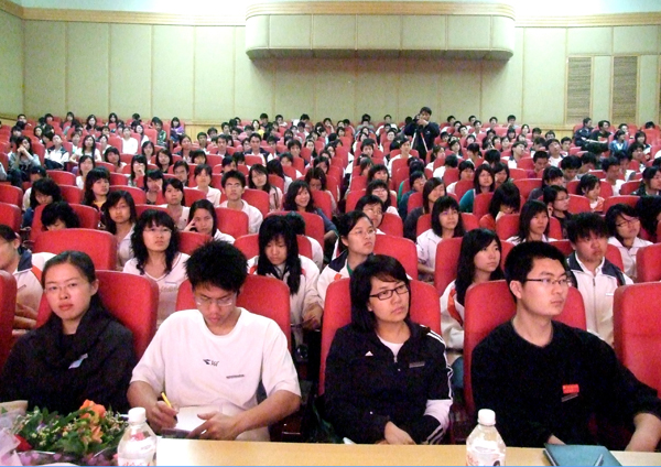 同学们在认真聆听报告。