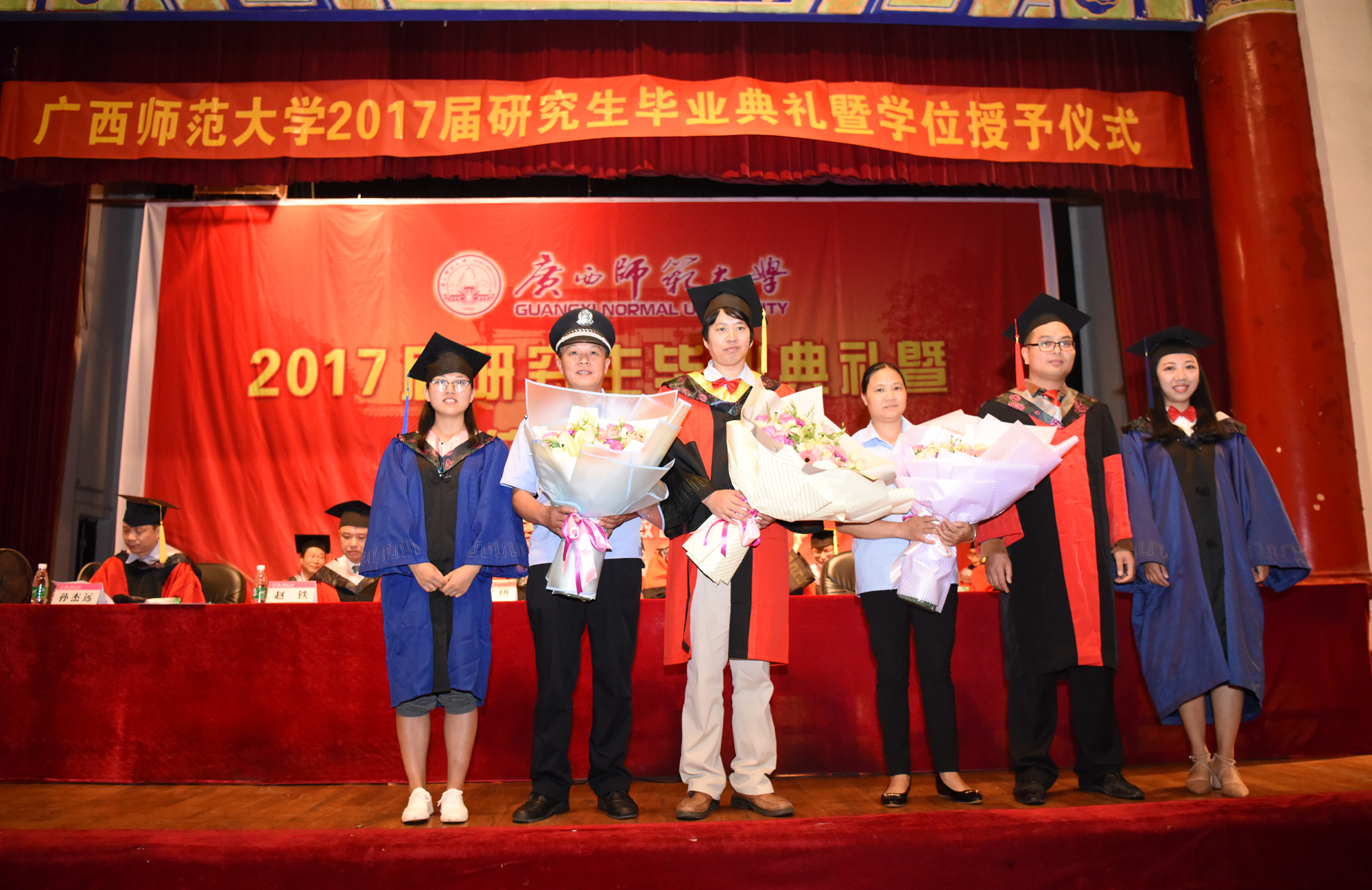 毕业生代表为教师代表、后勤员工代表、校卫队队员代表献上感恩之花。0.jpg