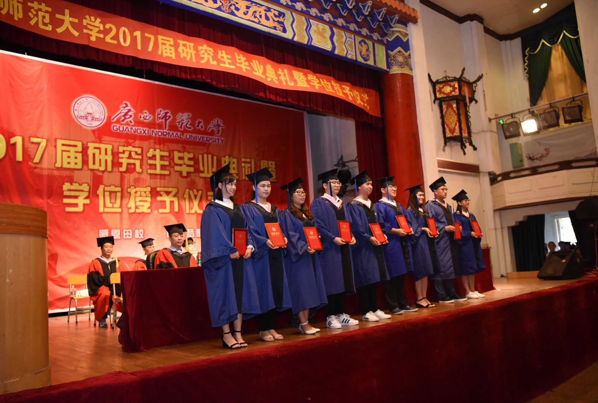 在主席台就校领导为获优秀大学毕业生称号的同学颁奖0.jpg