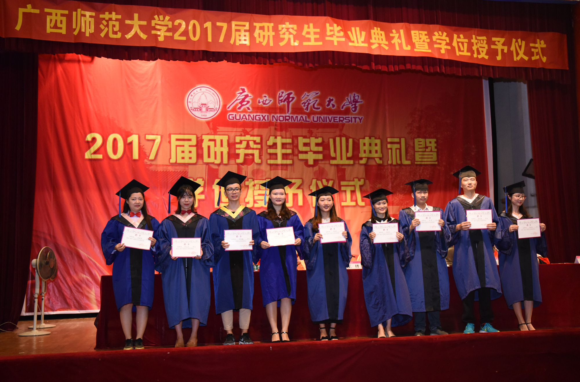 主席台就坐的校领导为2017届校友班级理事颁发聘书0.jpg