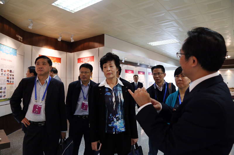 ４参观人文强桂展１ - 副本.jpg