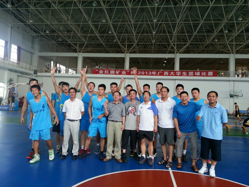 我校男子篮球队勇夺冠军后与领导合影留念