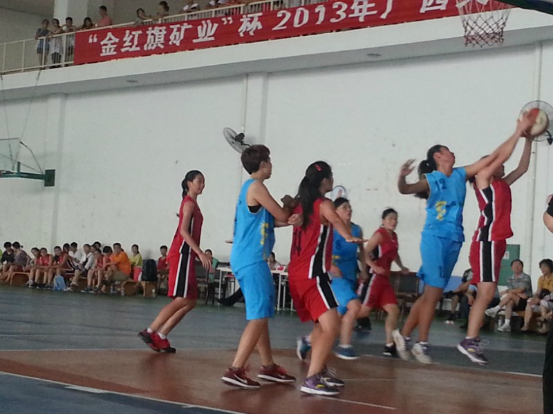 我校女子篮球队（蓝色）在比赛积极拼抢