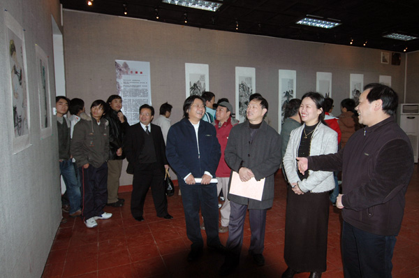 领导和嘉宾在欣赏唐方一先生的作品。