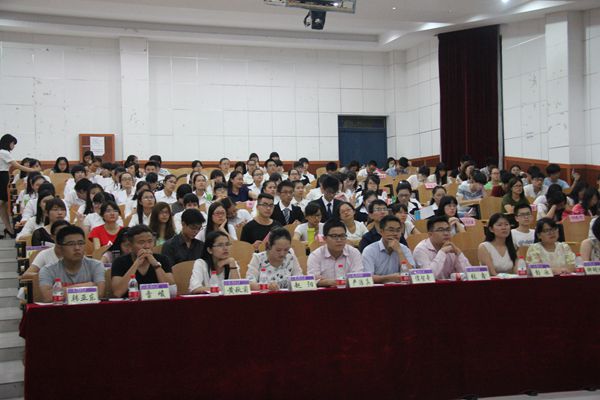 观众和老师在观看比赛