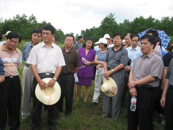 7月1日上午，我校组织中层以上领导干部前往桂林市雁山区察看新校区拟选地址。