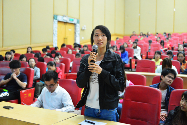 在场学生踊跃提问(大学生通讯社 赵茜 摄)