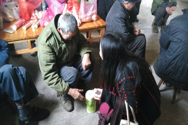 校大科协成员给老人们送上一些生活用品